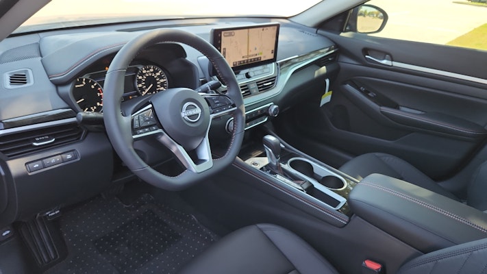 2025 Nissan Altima 2.5 SR photo 4