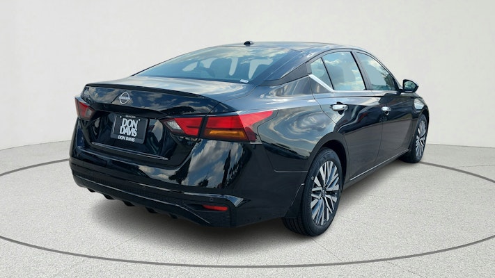 2025 Nissan Altima SV photo 4