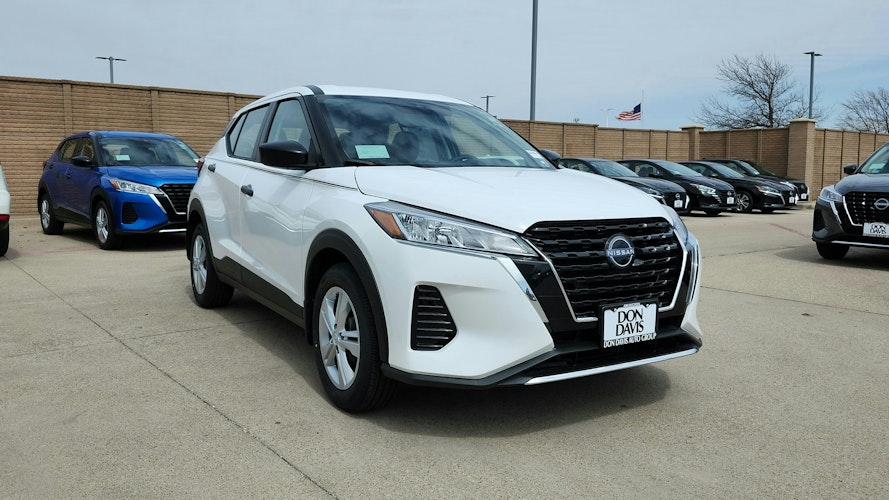 2025 Nissan Kicks Play S photo 2