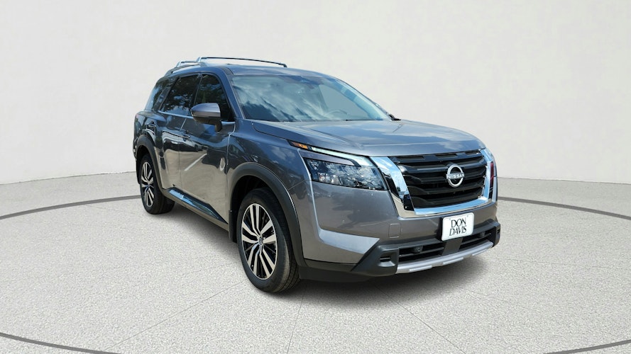 2025 Nissan Pathfinder Platinum photo 2